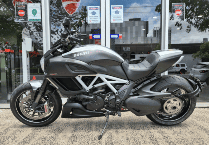 
								2014 Ducati Diavel Carbon full									