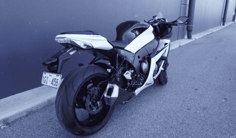 
								2013 Kawasaki Ninja ZX-10R full									