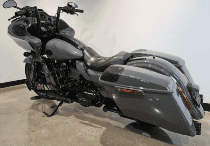 
								2017 Harley-Davidson CVO Road Glide 117 (FLTRXSE) full									